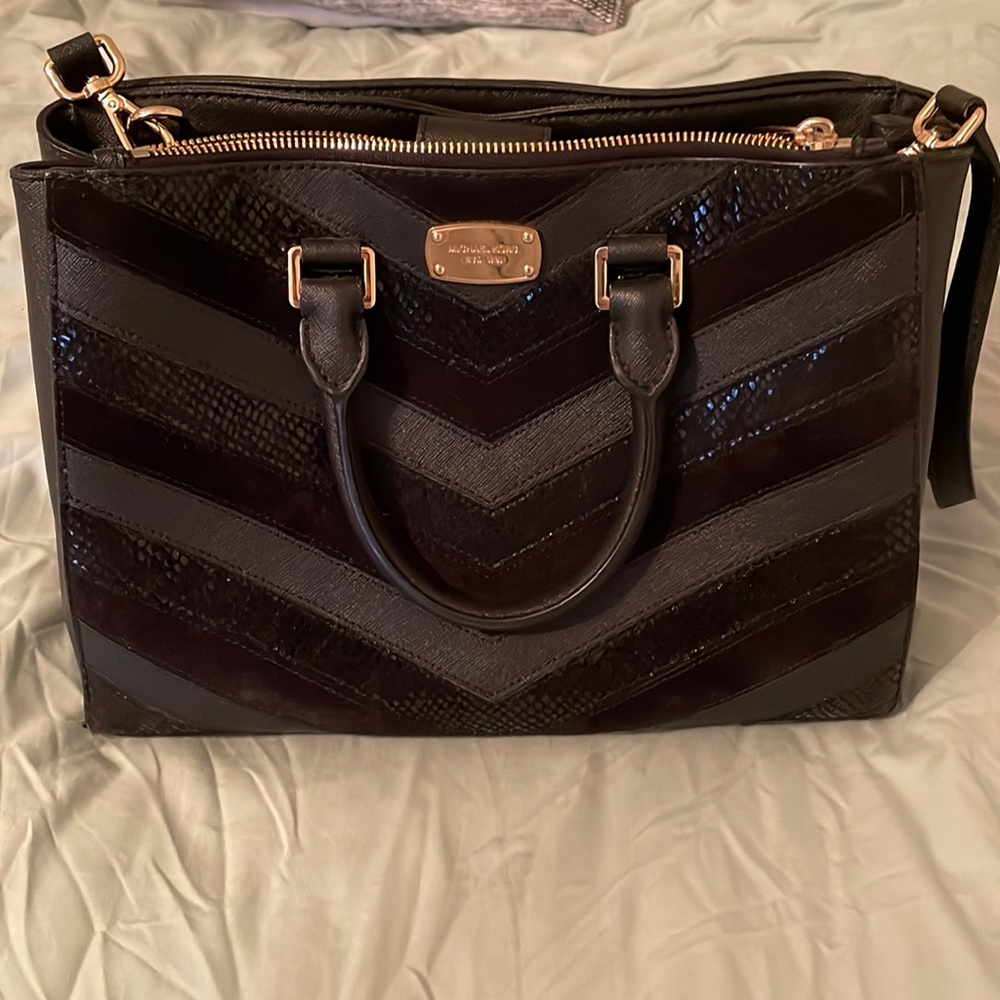 super cute black crossbody mk bag